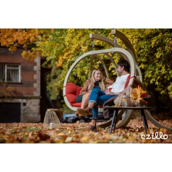 Dvivietis medinis pakabinamas krėslas su stovu SWING POD XL + raudonos spalvos pagalvė